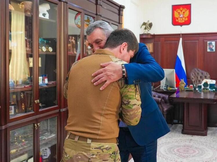 Сергей Меняйло наградил бойца отряда «Алания» орденом Мужества