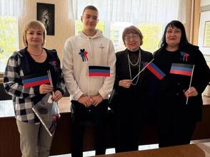 Шахтерский муниципальный округ отметил День флага ДНР торжественной акцией