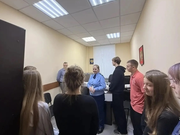 Школьники из лицея №32 открыли двери прокуратуры в преддверии её юбилея